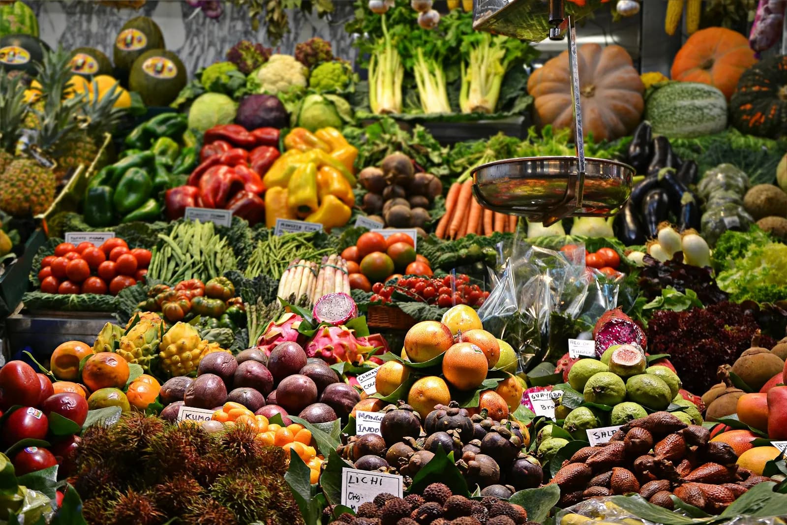 Lådor med färsk frukt och grönt