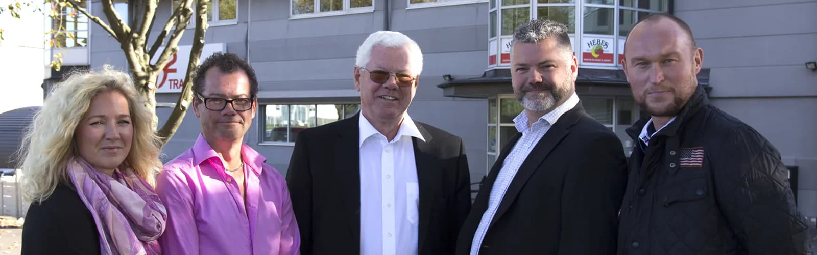Hebes styrelse samlad utanför kontoret i Göteborg