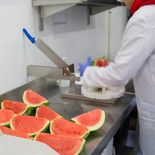 Vattenmelon skärs för hand i HebeProduktions beredningsrum
