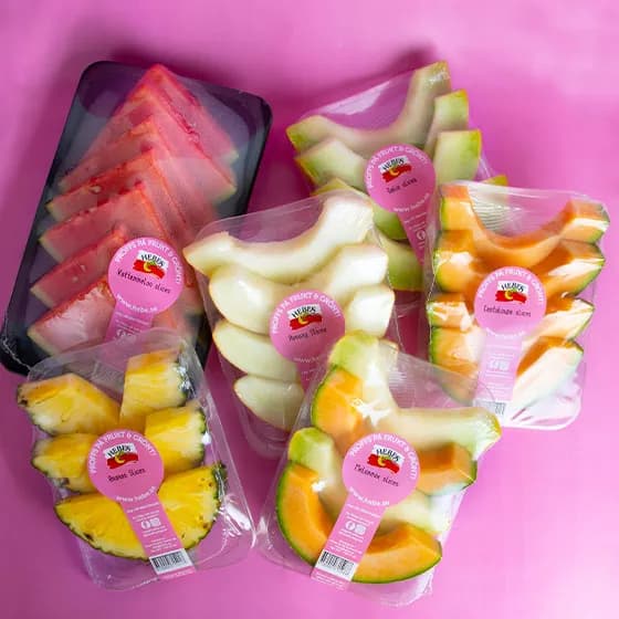 Hebes frukt-slices — vattenmelon, honungsmelon, cantaloupe och ananas på rosa bord