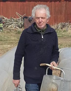 Bernhard Reckermann i sparrisodlingen vid Prästbolet