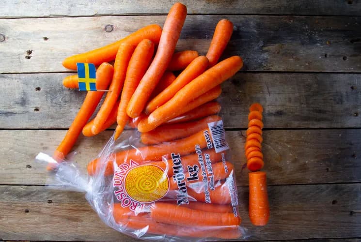 Djupt orangefärgade mossjordsodlade morötter från Fröslunda