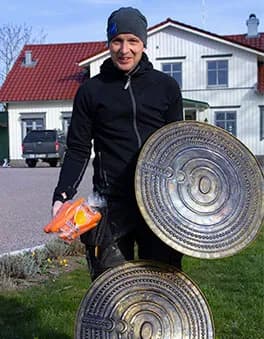 Olof Ivarsson med två kopior av Fröslunda-sköldarna från bronsåldern