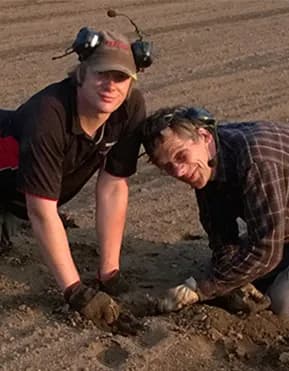 Bengt och Ivar Nilsson arbetar i jorden på Tångagård