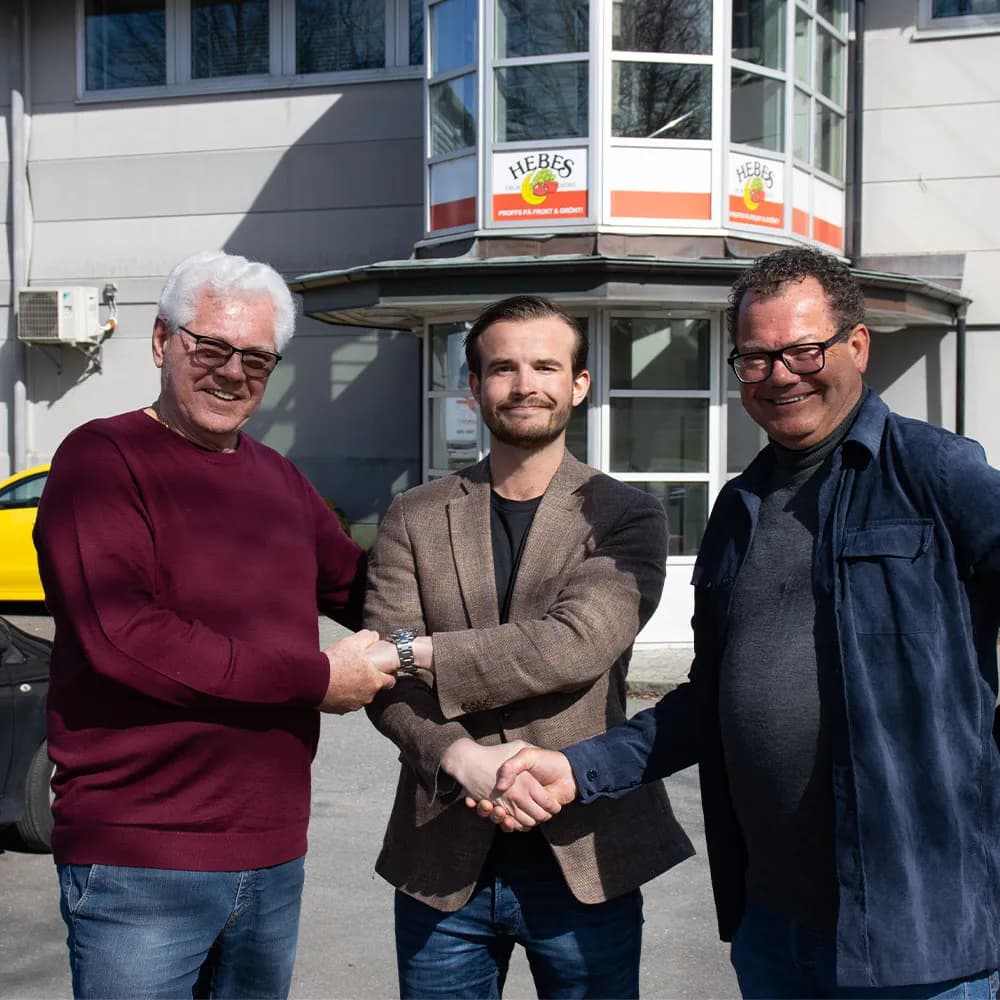 Bert, Kristoffer och Roland firar delägarskapet i Kinnefrukt