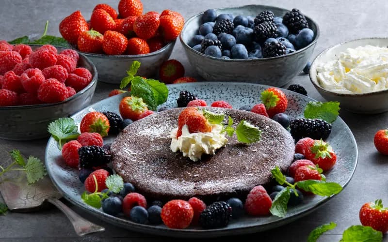 Kladdkaka toppad med färska bär