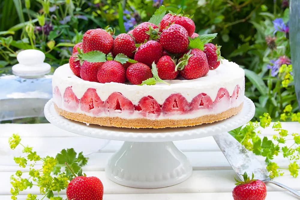 Vaniljcheesecake toppad med svenska jordgubbar