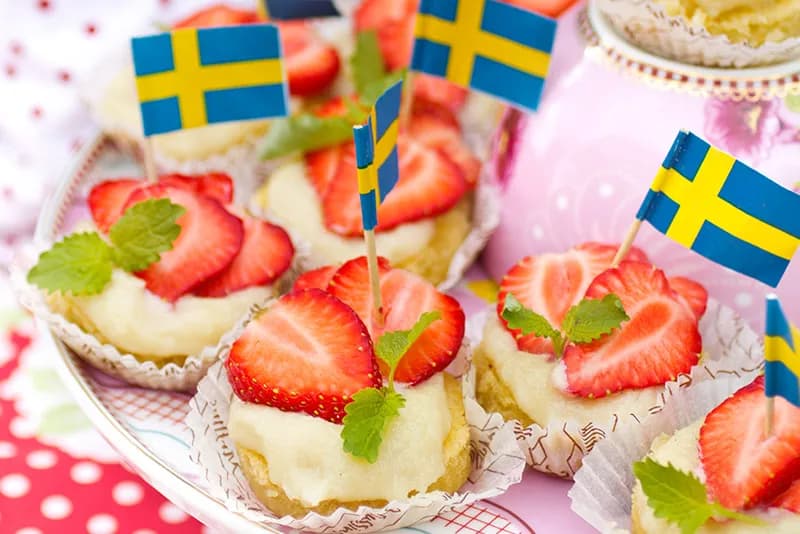 Nationaldagsbakelse med jordgubbar och grädde
