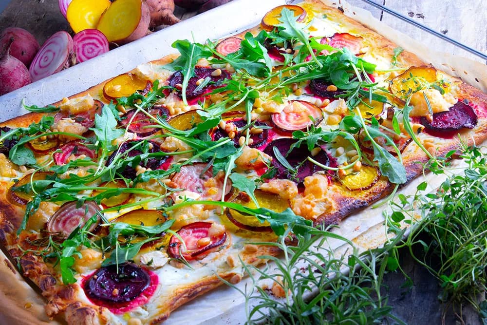 Vegetarisk pizza med färska grönsaker