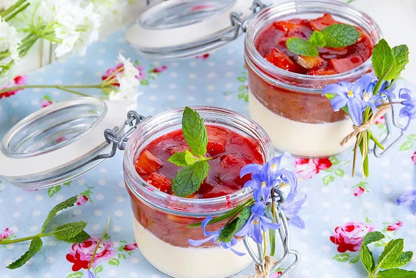 Vaniljpannacotta med rabarberkompott