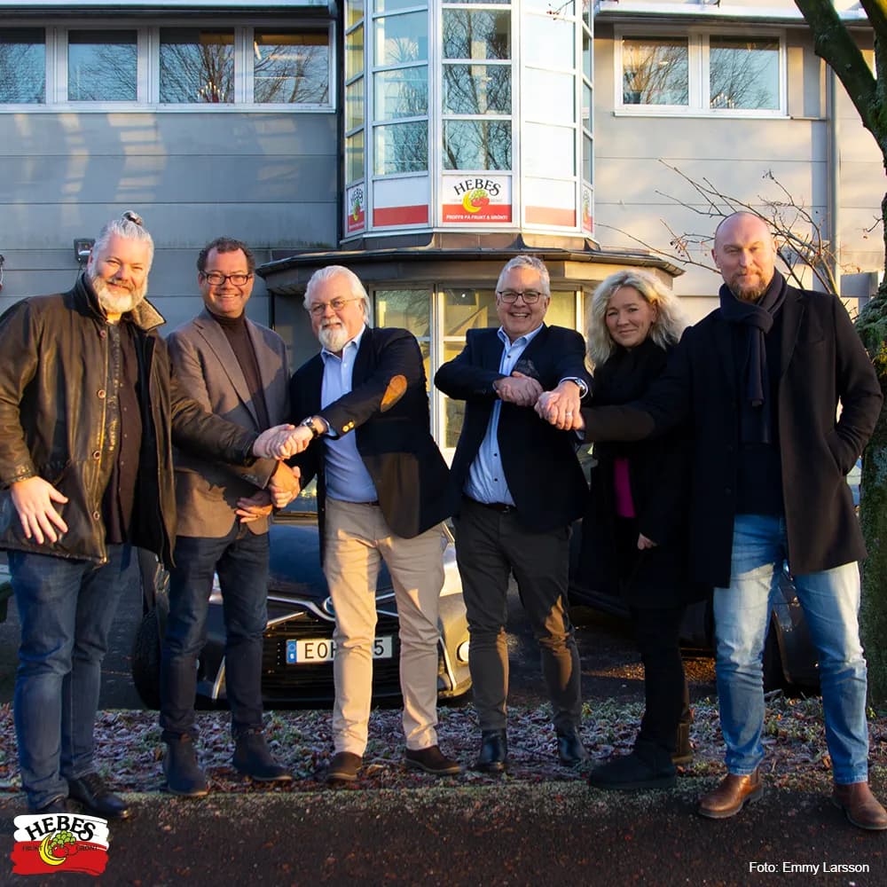 Representanter för Hebe och Kinnefrukt skakar hand utomhus vid förvärvet i december 2019