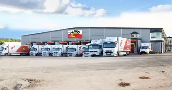 Hebes distributionscentral på Transportgatan 35 med en rad lastbilar uppställda vid lastportarna