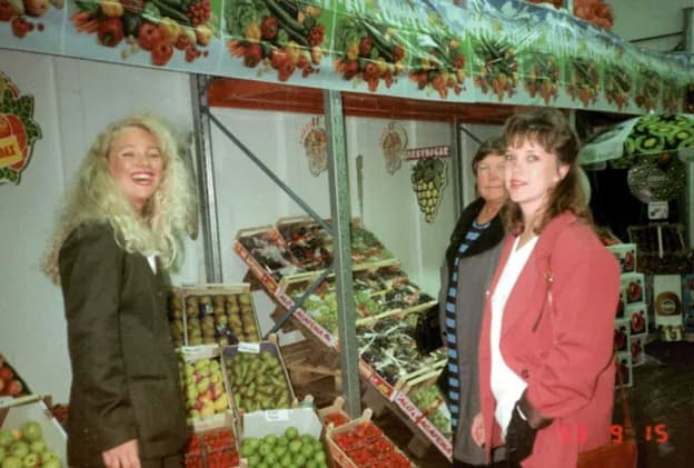 Hebes personal visar upp frukt- och gröntexponering för butikspersonal 1993