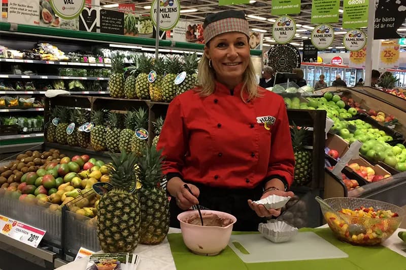 Hebes demopersonal bjuder på chokladdipp och fruktsallad bland ananas och äpplen