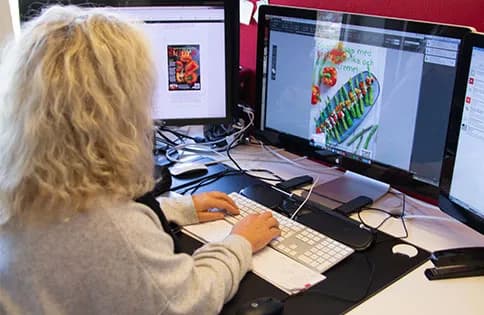Anita redigerar produktbilder vid datorn