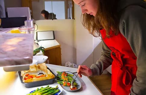 Emmy lagar och provsmakar ett nytt recept i Hebes kök