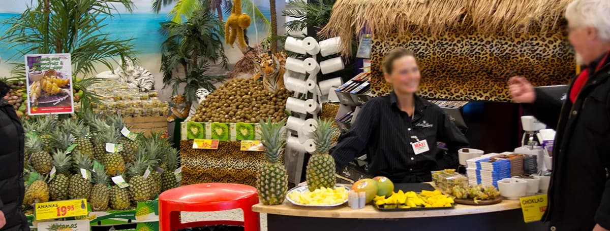 Exotisk expo i butik med ananasberg, smakprovning och söderhavstema