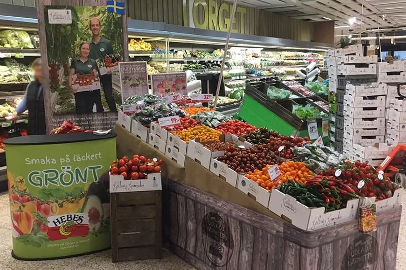 Säljplats för Gällenäs tomater och chilifrukter med Hebes butiksmaterial