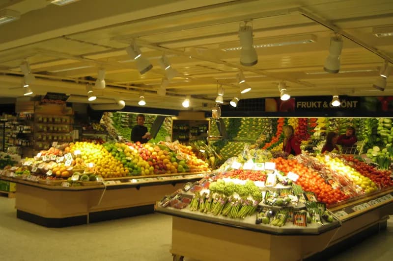 Färdigbyggd frukt- & gröntavdelning med fyllda säljbord