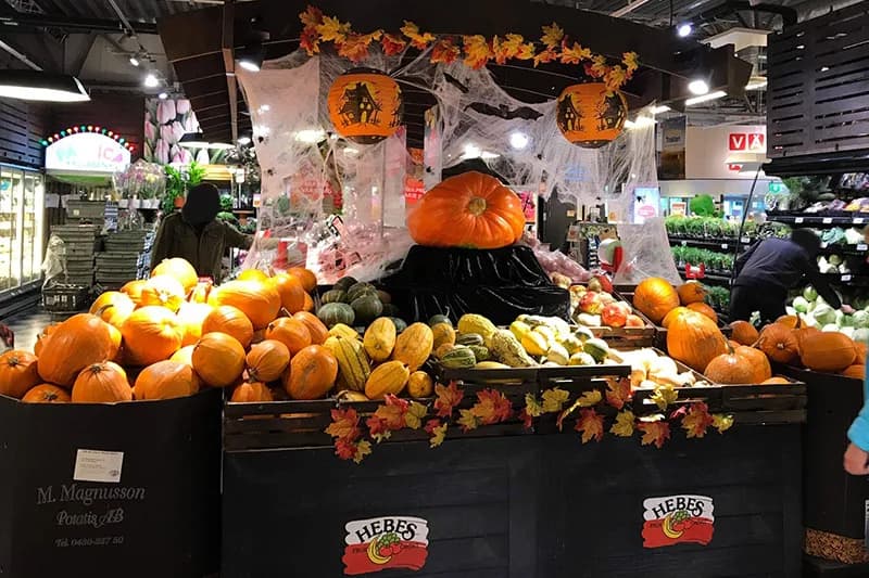 Halloween-exponering med matiga pumpor och spindelnät